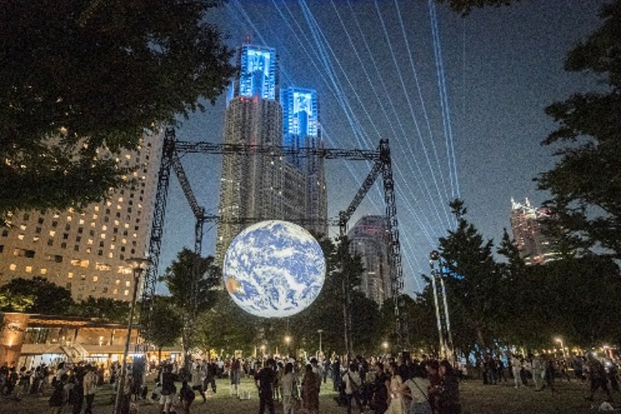 &nbsp; &nbsp; &nbsp; &nbsp; &nbsp; &nbsp; &nbsp; &nbsp; &nbsp;『GAIA』Courtesy of Light Art Collection
Luke Jerram&nbsp; &nbsp; &nbsp;&nbsp;Created in partnership with the Natural Environment Research Council (NERC), Bluedot Festival and The UK Association for Science and Discovery Centres. With supporting partners Culture Liverpool and Liverpool Cathedral.